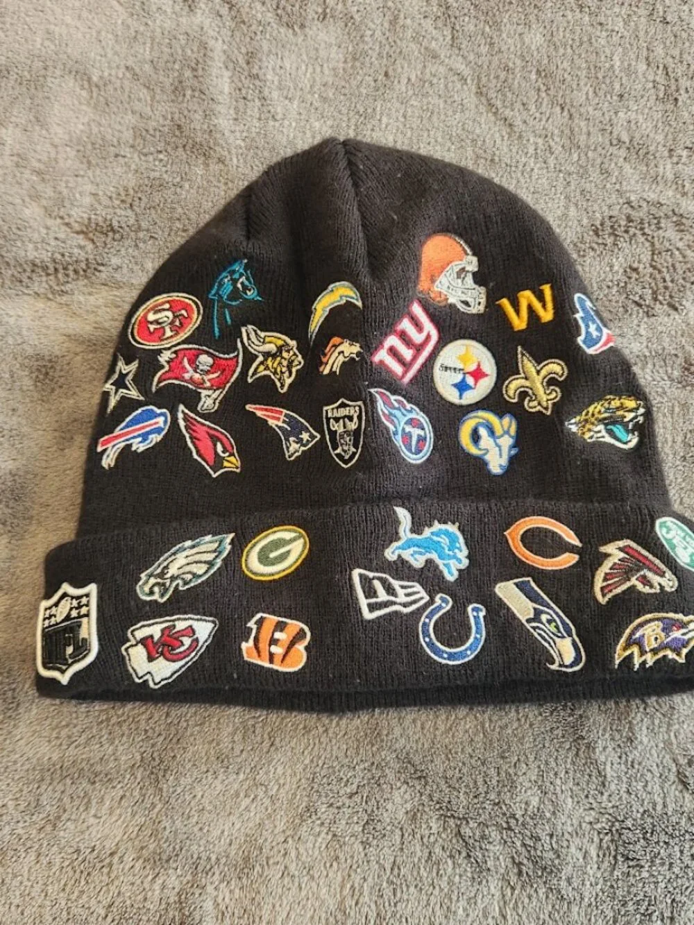 New Era NFL Teams Overload Cuffed Knit Beanie Hat Black Logos of 32 Teams GUC